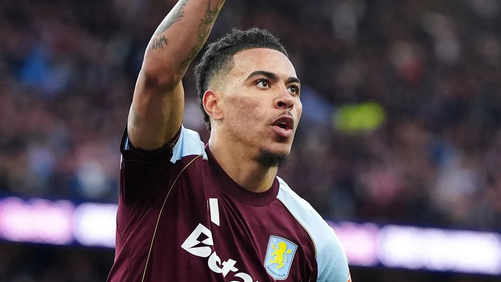 Futbolchi Aston Villa formasida maydonda harakatda Futbolchi Aston Villa formasida maydonda harakatda