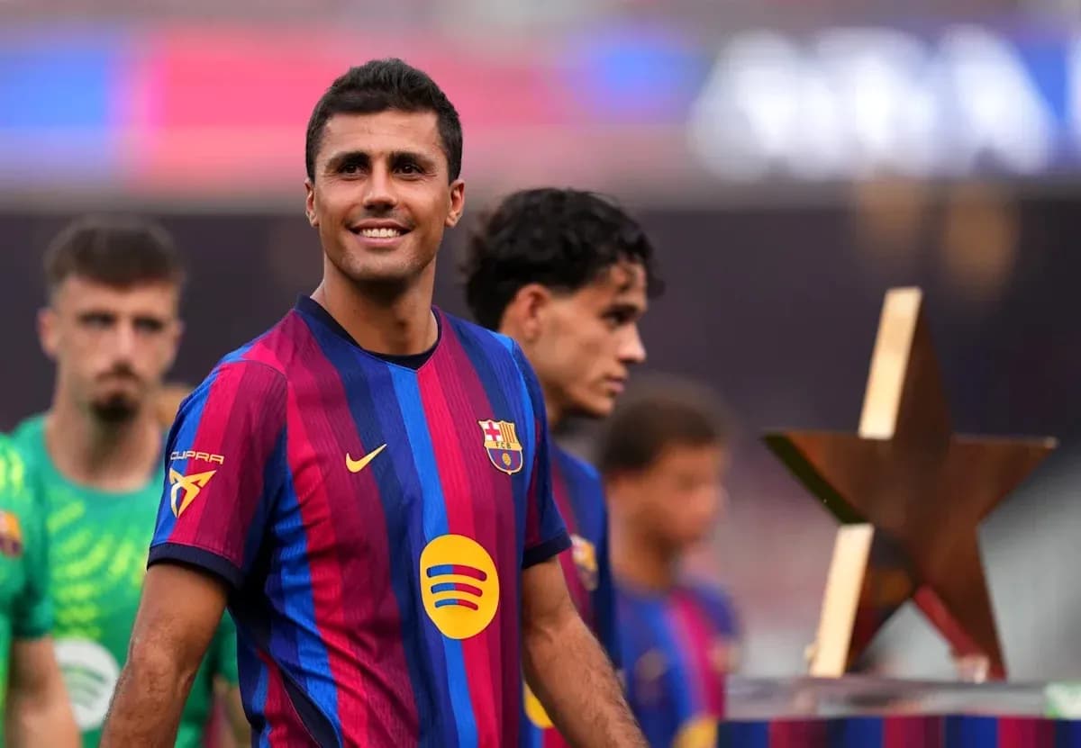 Futbolchi Barcelona formasida, yulduzli mukofot oldida Futbolchi Barcelona formasida, yulduzli mukofot oldida
