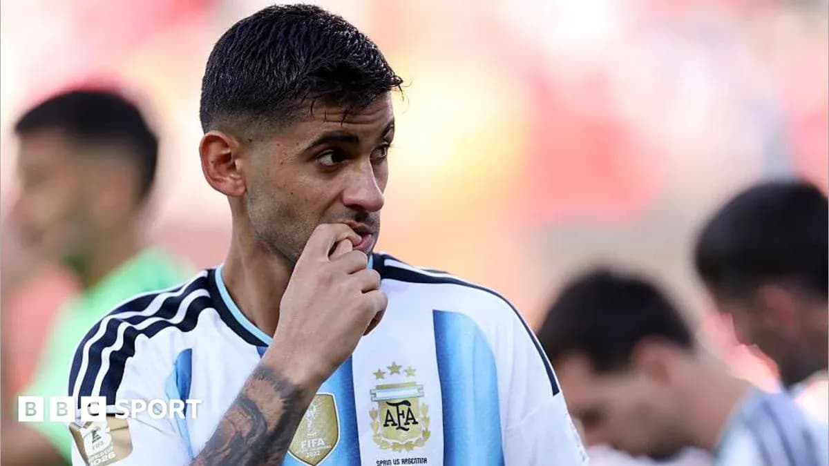 Futbolchi o'yin oldidan jamoasi bilan tayyorgarlikda Futbolchi o'yin oldidan jamoasi bilan tayyorgarlikda
