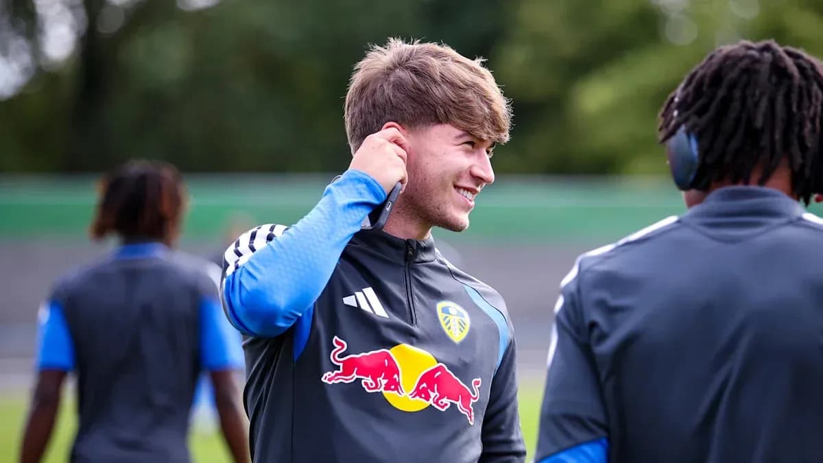 Futbolchi trening paytida bir-biri bilan suhbatlashmoqda Futbolchi trening paytida bir-biri bilan suhbatlashmoqda