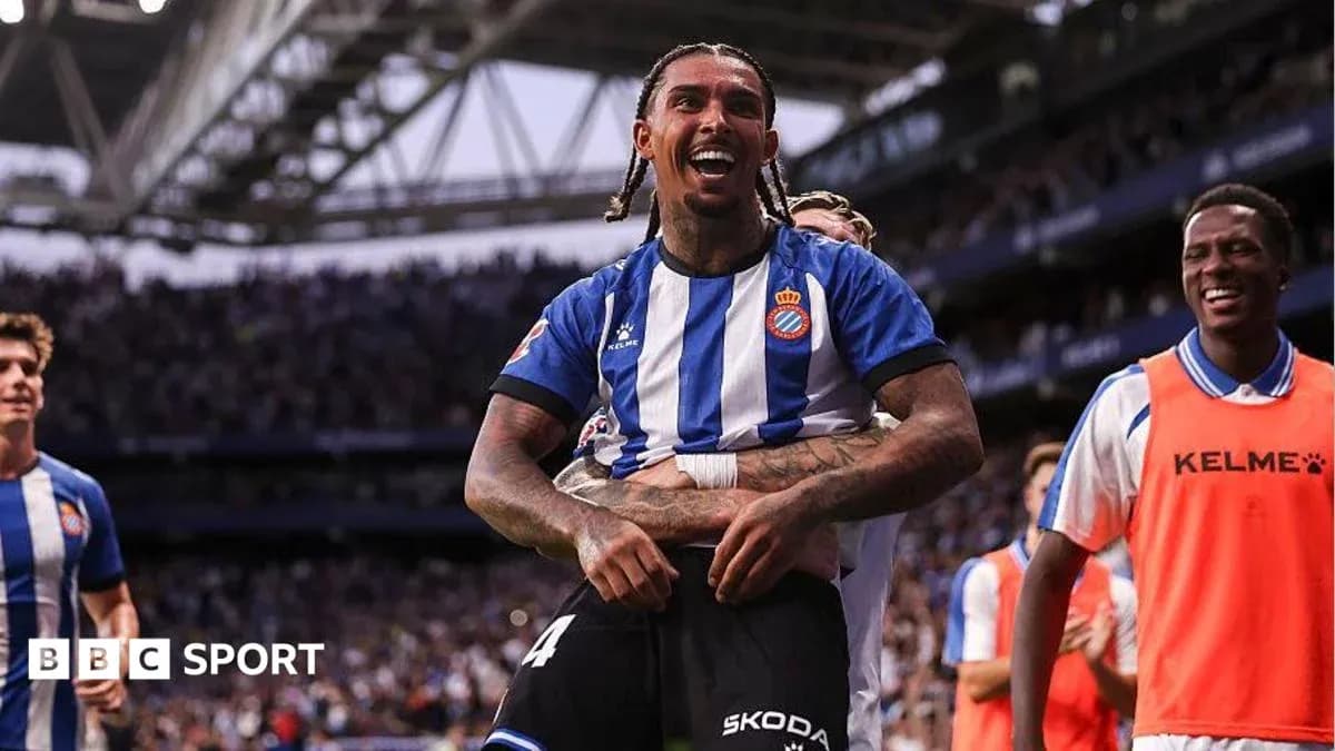 Futbolchi goli uchun quvonch bilan nishonlayapti Futbolchi goli uchun quvonch bilan nishonlayapti