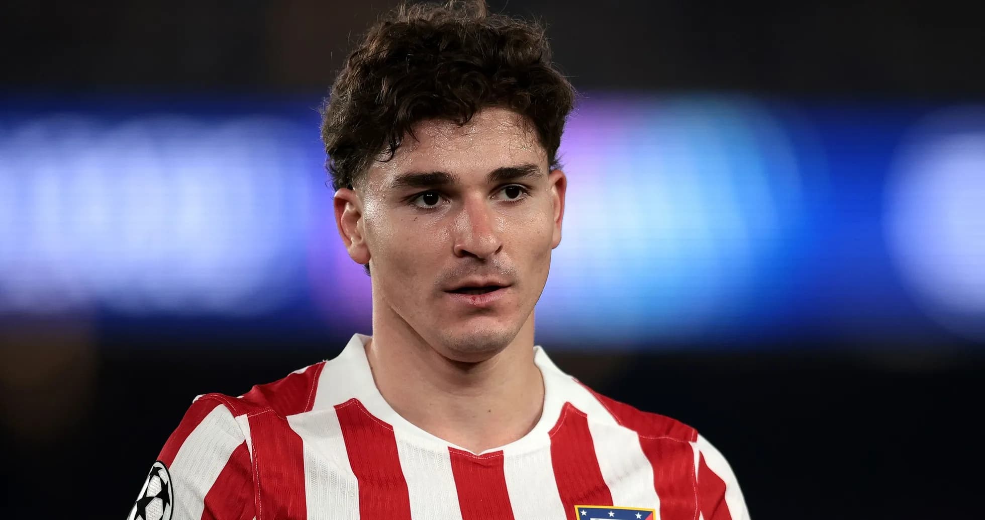 Futbolchi Atlético Madrid futbol formasida Futbolchi Atlético Madrid futbol formasida
