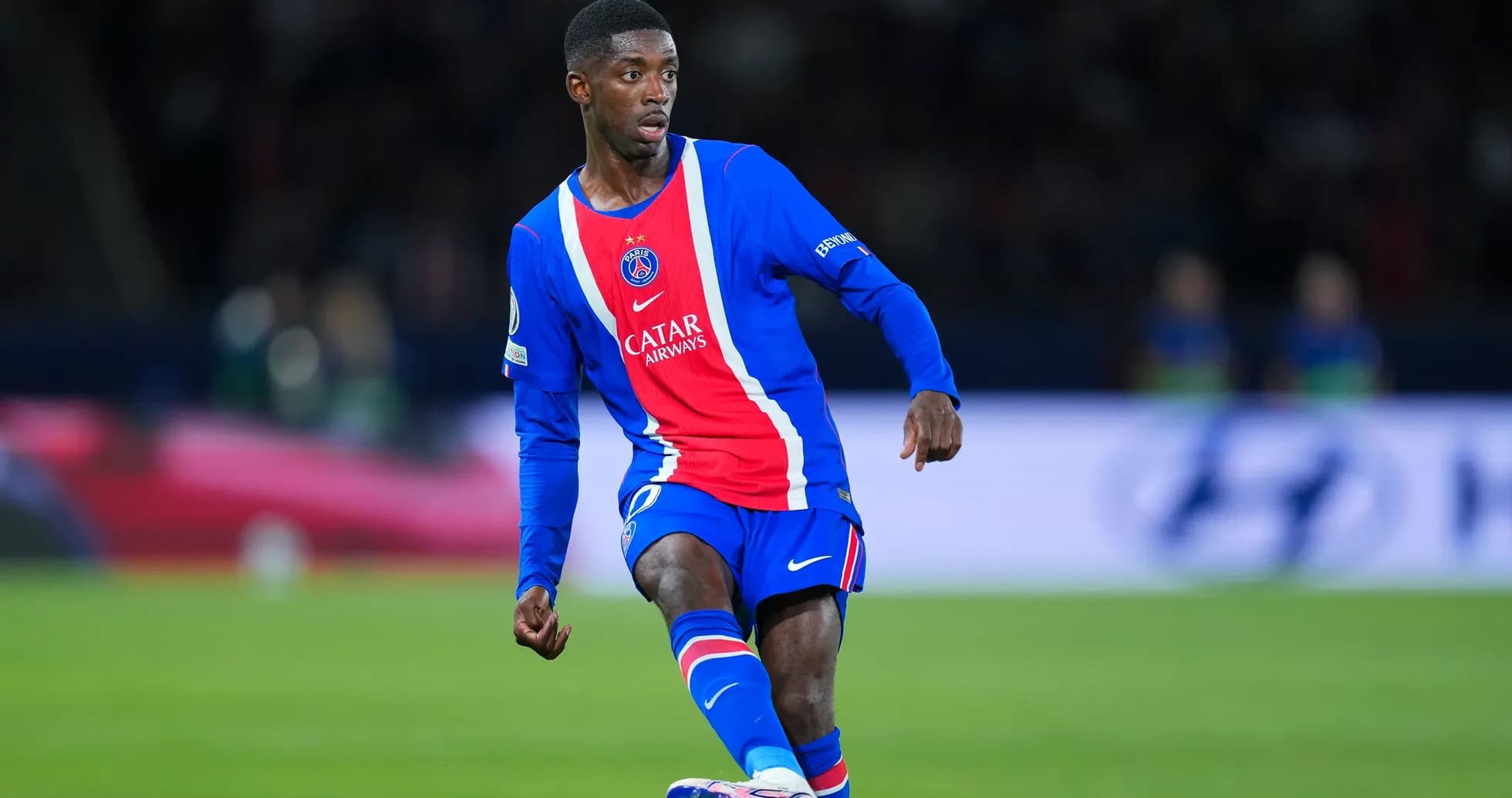O'yinchi PSG formasida to'pni nazorat qilmoqda O'yinchi PSG formasida to'pni nazorat qilmoqda