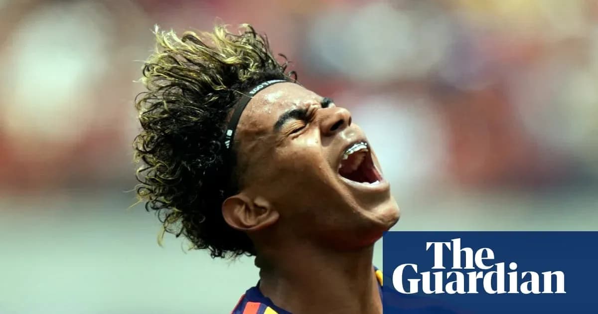 Futbolchi g'alaba qozonishidan xursand bo'lgan Futbolchi g'alaba qozonishidan xursand bo'lgan