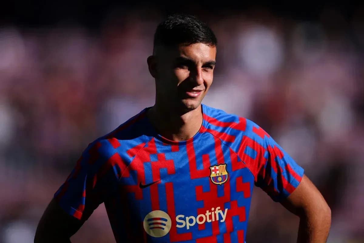 Futbolchi Barcelona formasida tasvirlangan Futbolchi Barcelona formasida tasvirlangan