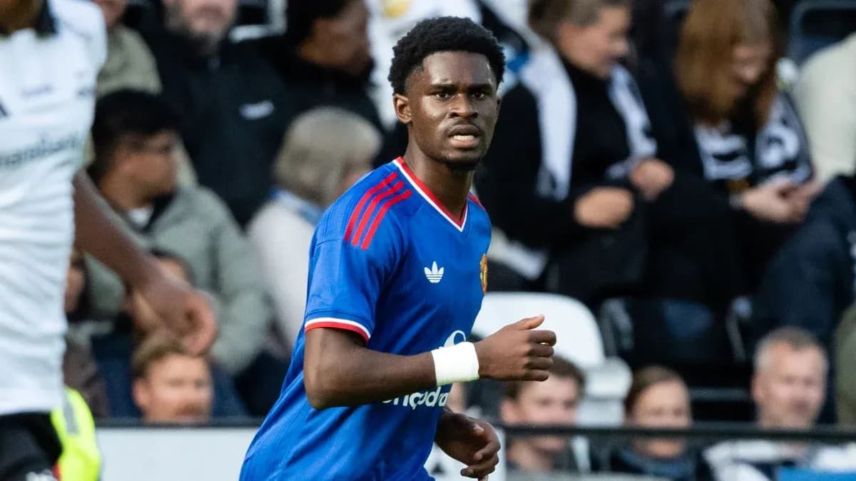 Futbolchi maydonda o'yin davomida harakatda Futbolchi maydonda o'yin davomida harakatda