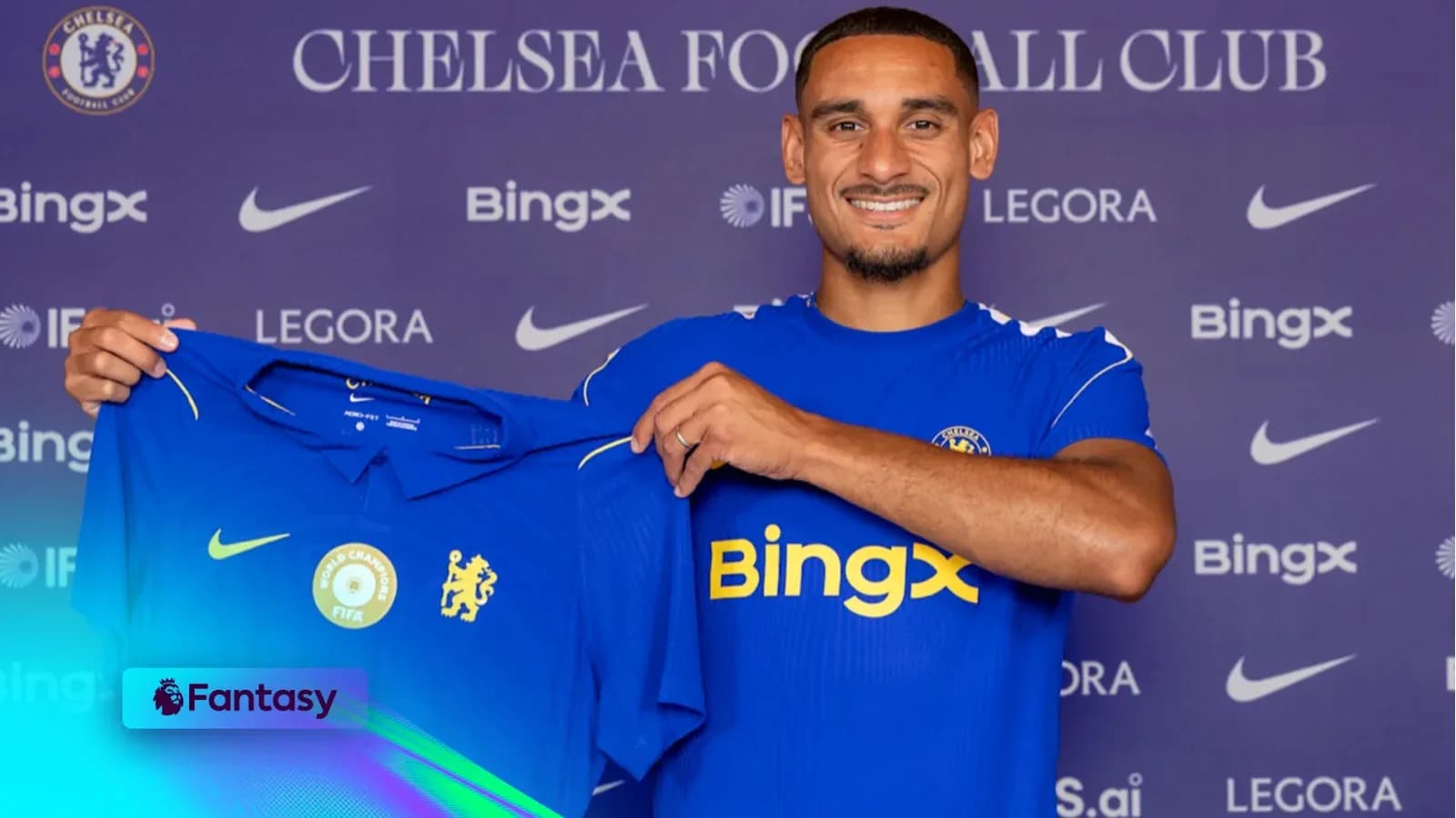 Futbolchi Chelsea formasini ushlab turib, tabassum qilmoqda Futbolchi Chelsea formasini ushlab turib, tabassum qilmoqda