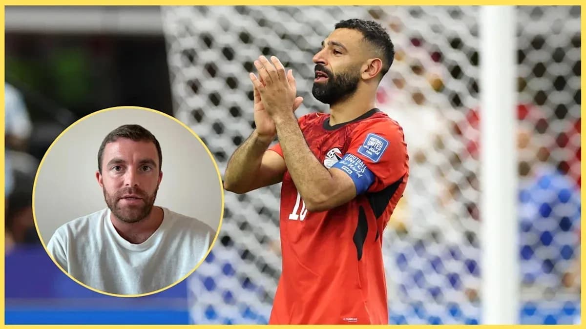 Futbolchi o'yin davomida qo'lini ko'tarib turibdi Futbolchi o'yin davomida qo'lini ko'tarib turibdi