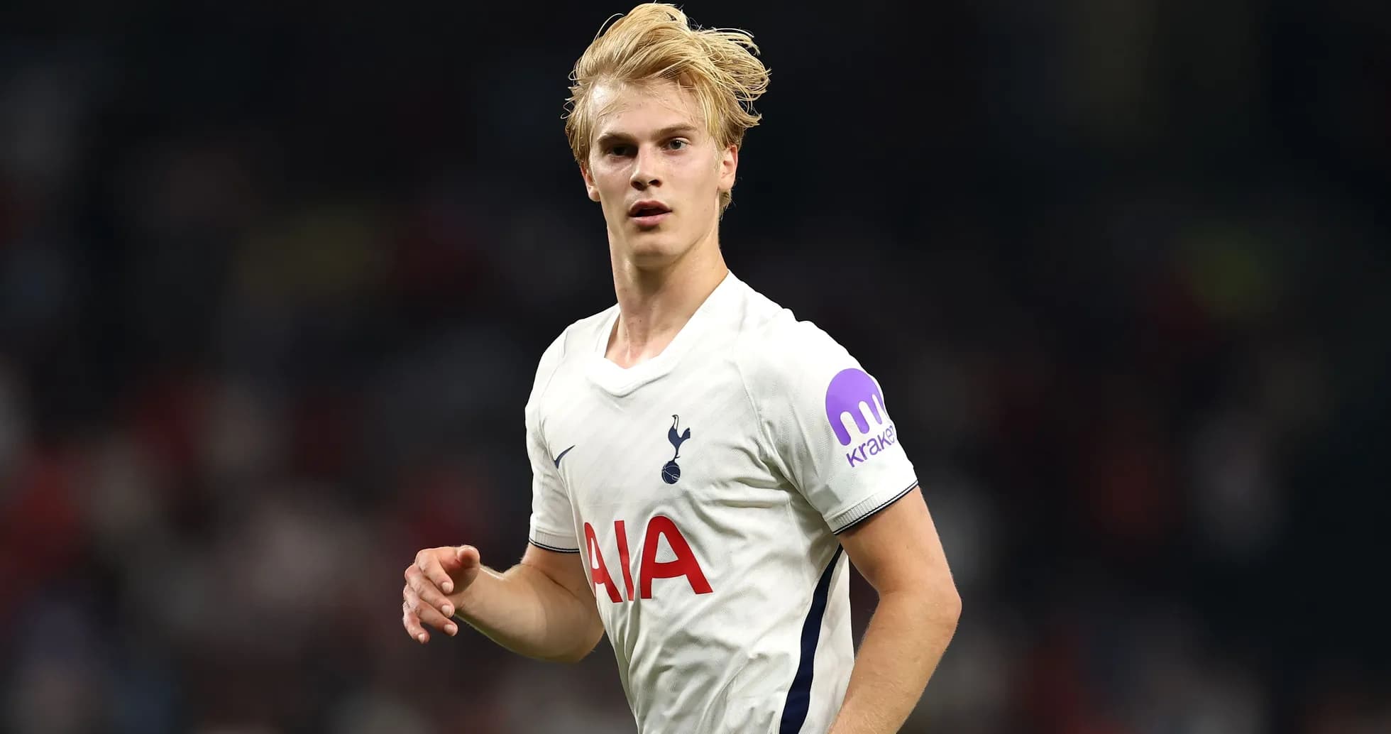 Futbolchi Tottenham formasida maydonda harakatda Futbolchi Tottenham formasida maydonda harakatda