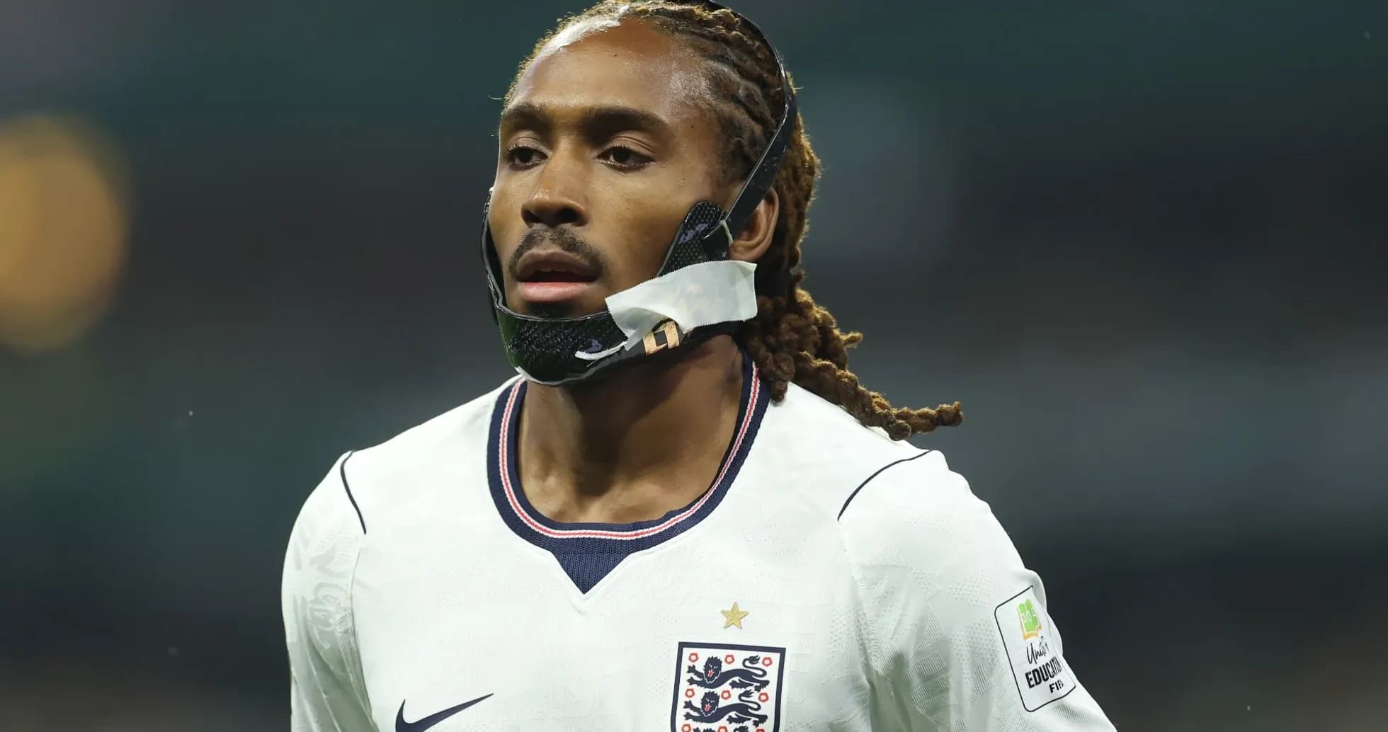 Futbolchi o'yin davomida himoya niqobida Futbolchi o'yin davomida himoya niqobida
