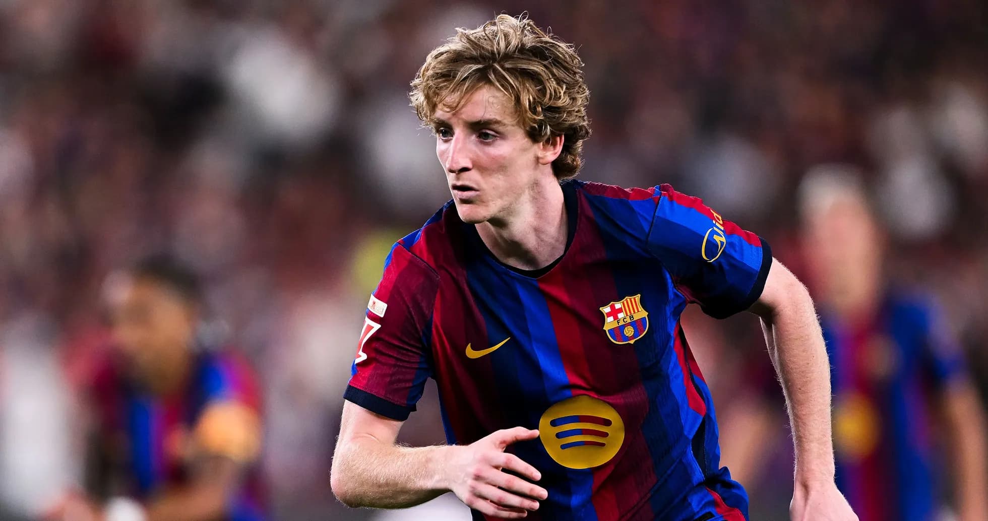 Futbolchi Barcelona formasida o'yin o'tkazmoqda Futbolchi Barcelona formasida o'yin o'tkazmoqda