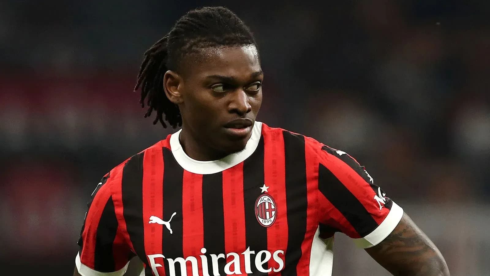 Futbolchi AC Milan formasida maydonda turibdi Futbolchi AC Milan formasida maydonda turibdi