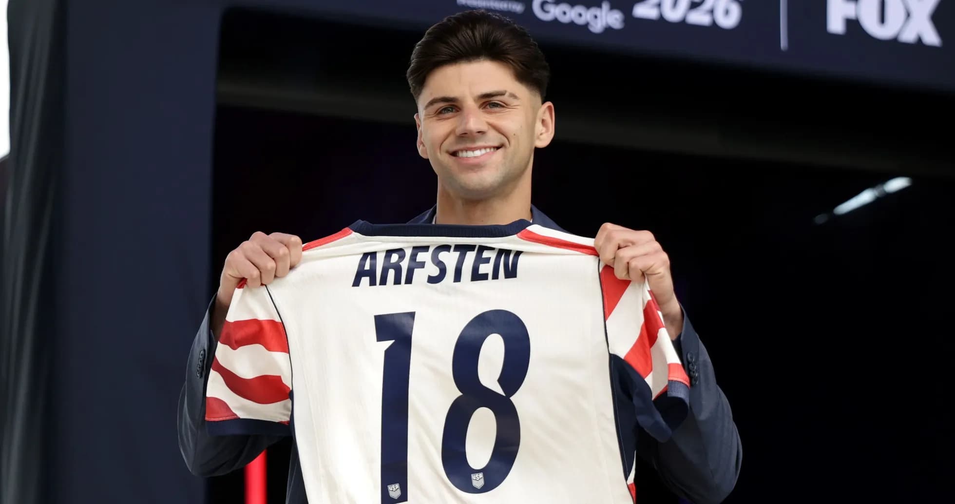 Futbolchi Arfsten raqamini ko'tarib turibdi Futbolchi Arfsten raqamini ko'tarib turibdi