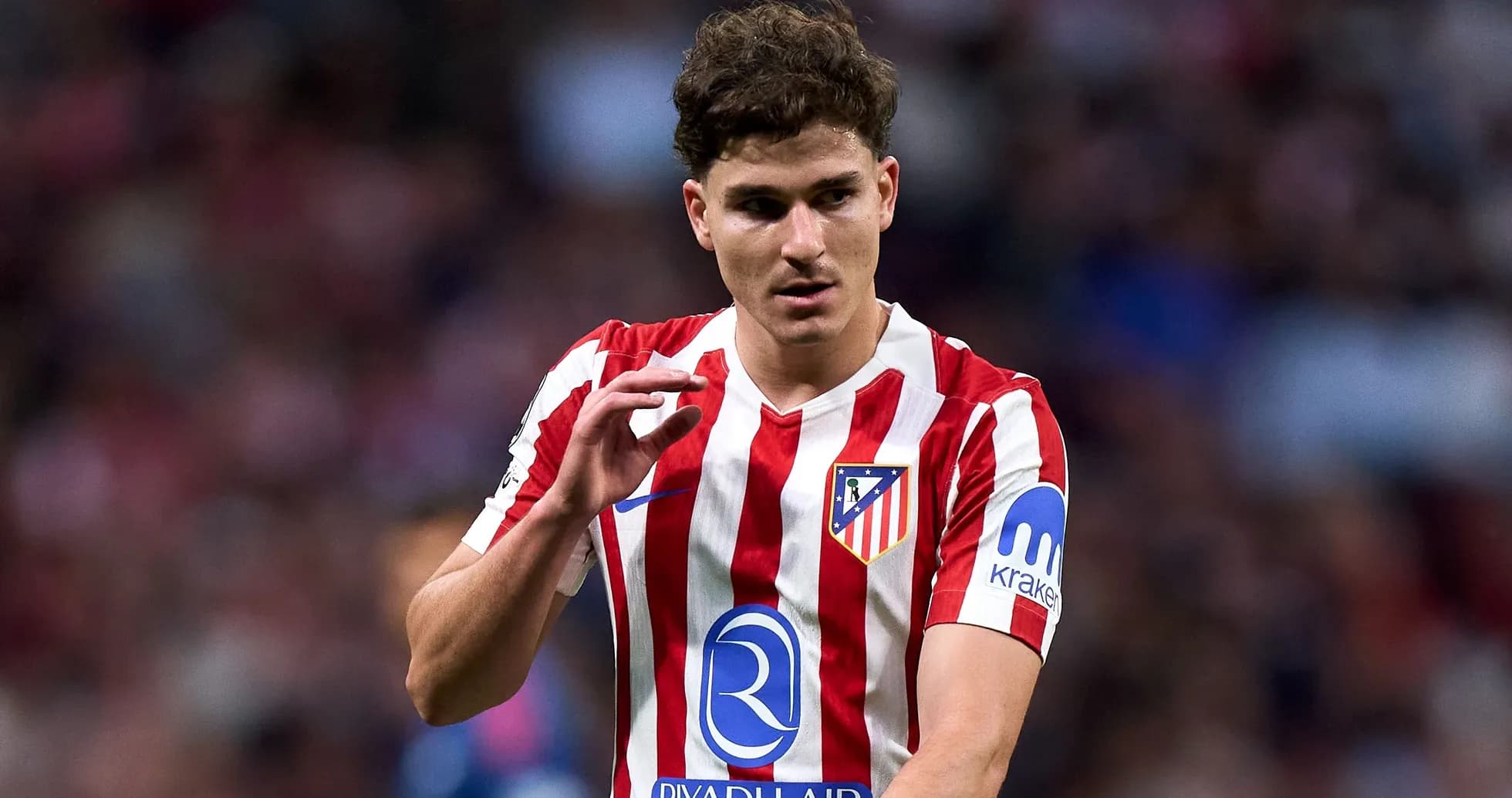Futbolchi Atletico Madrid formasida maydonda Futbolchi Atletico Madrid formasida maydonda