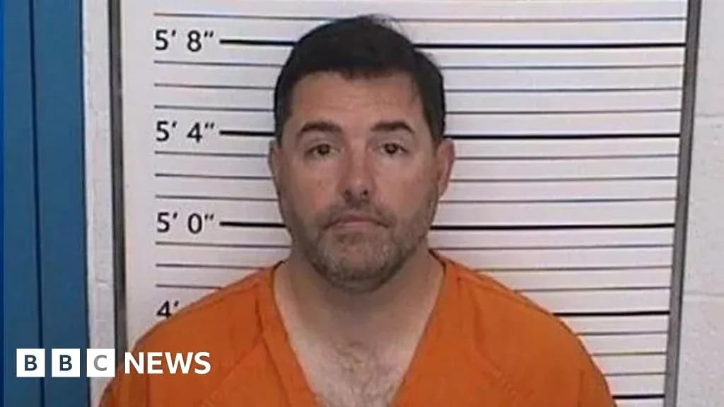 Mugshot of man in orange jumpsuit against height chart Mugshot of man in orange jumpsuit against height chart
