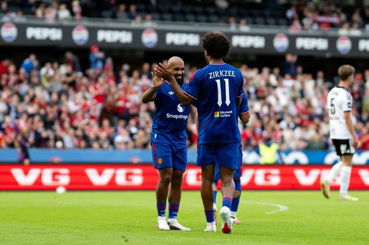 Ikkita futbolchi bir-birini tabriklamoqda Ikkita futbolchi bir-birini tabriklamoqda