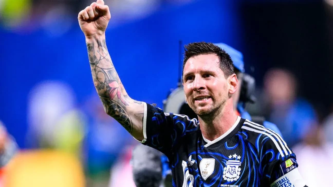 Futbolchi maydonda qo‘lini ko‘targan Futbolchi maydonda qo‘lini ko‘targan
