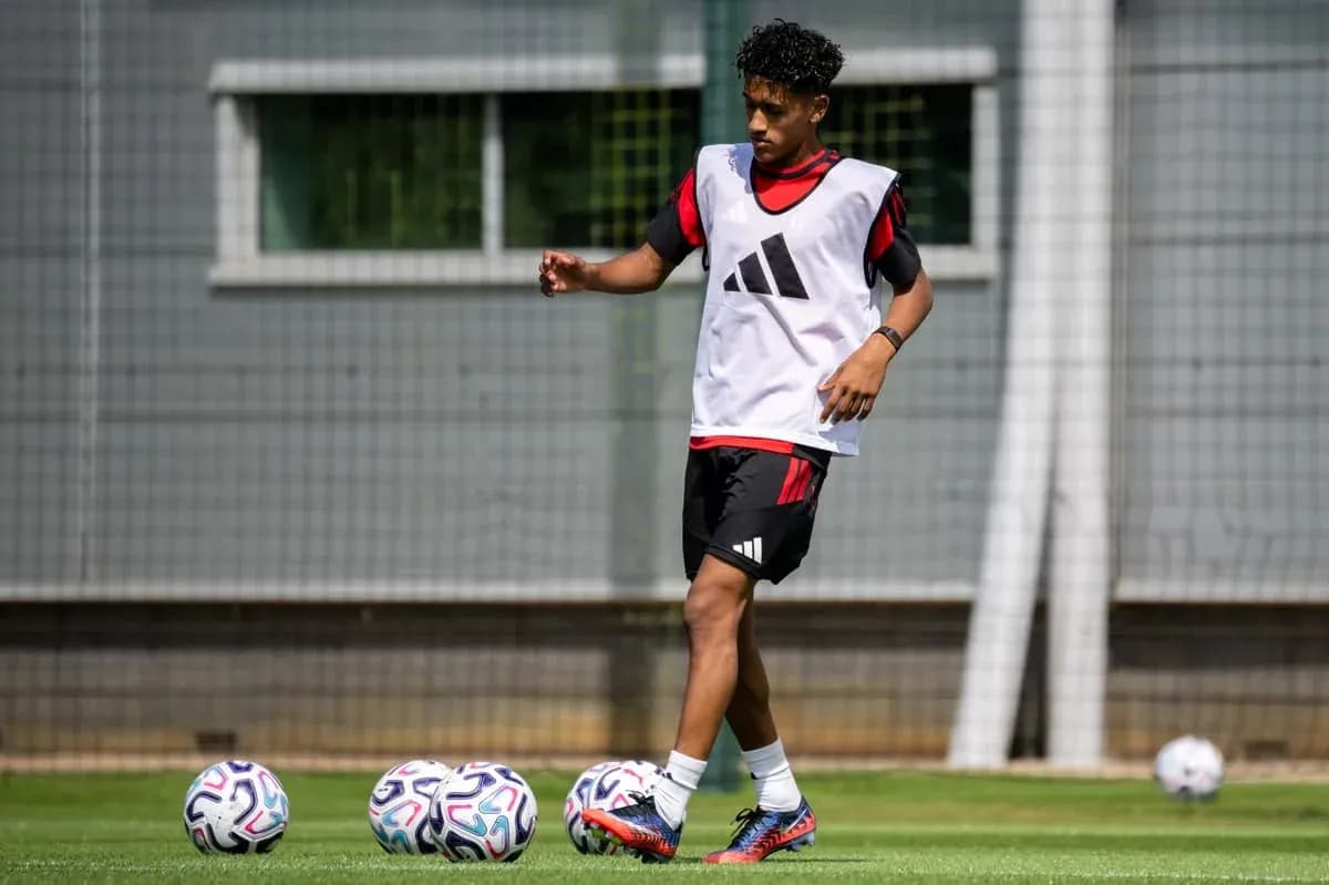 Futbolchi mashg'ulotda to'p bilan shug'ullanmoqda Futbolchi mashg'ulotda to'p bilan shug'ullanmoqda