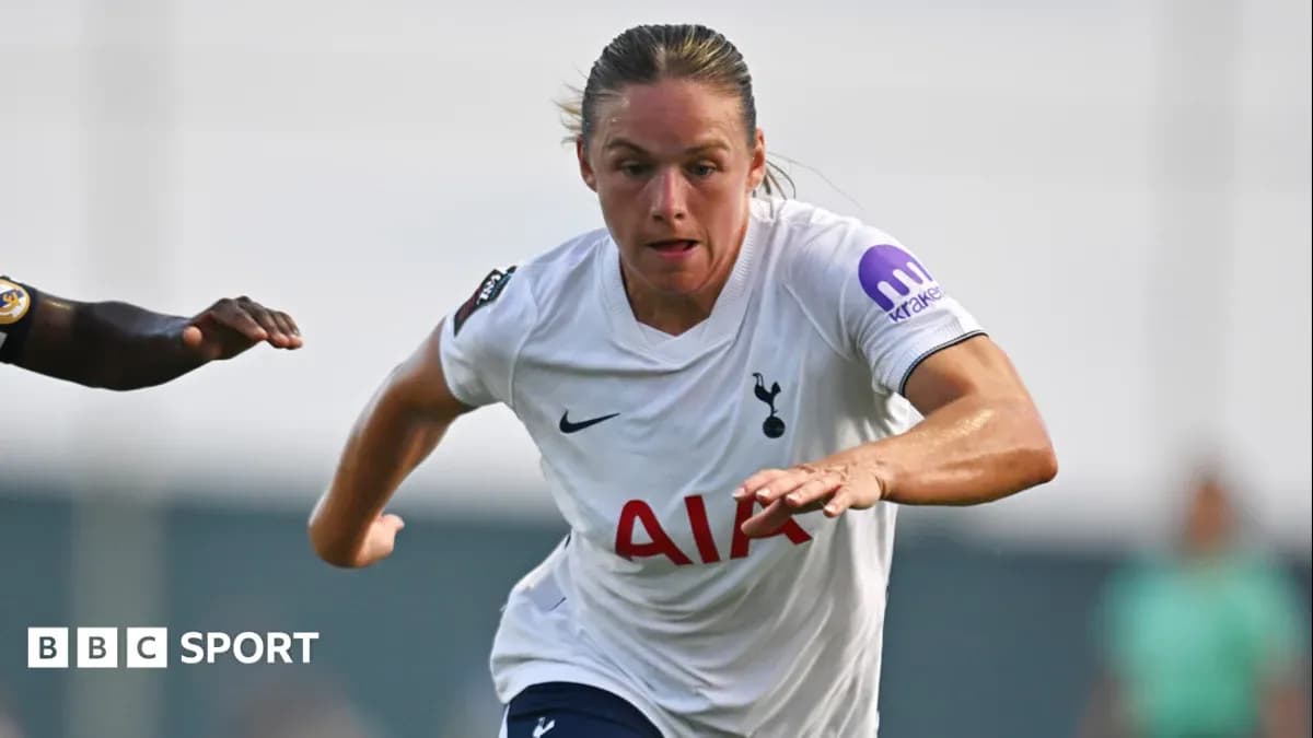 Futbolchi to'plarni ushlashga harakat qilmoqda Futbolchi to'plarni ushlashga harakat qilmoqda