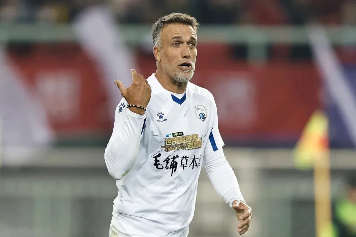Futbolchi o'yinda jamoaga ko'rsatma berayotgan Futbolchi o'yinda jamoaga ko'rsatma berayotgan