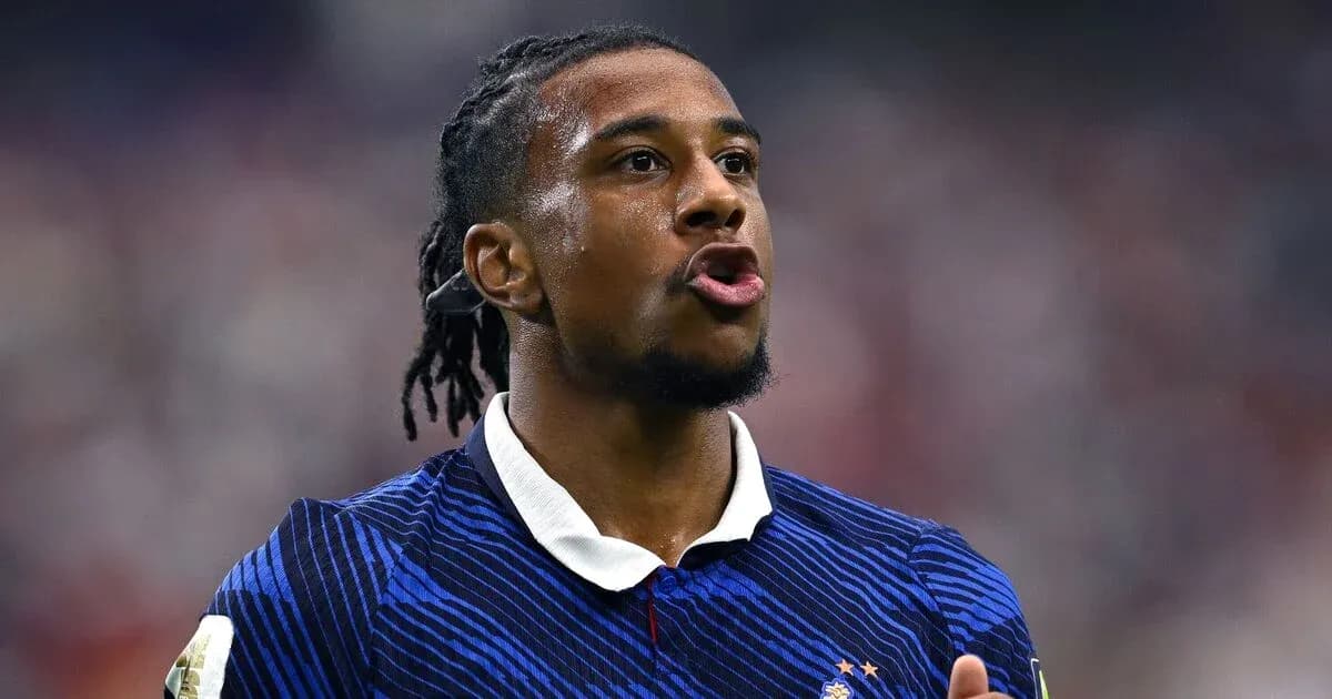 Futbolchi jamoasi uchun strategiya haqida gapiryapti Futbolchi jamoasi uchun strategiya haqida gapiryapti