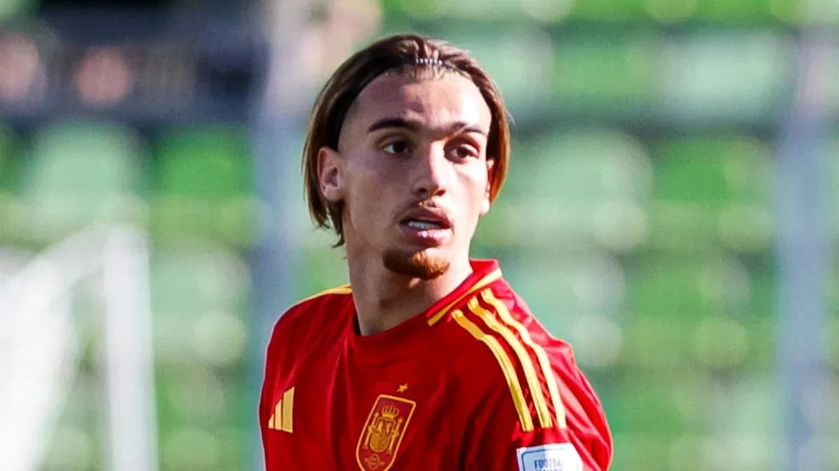 Futbolchi Ispaniya formasida maydonda harakatda Futbolchi Ispaniya formasida maydonda harakatda