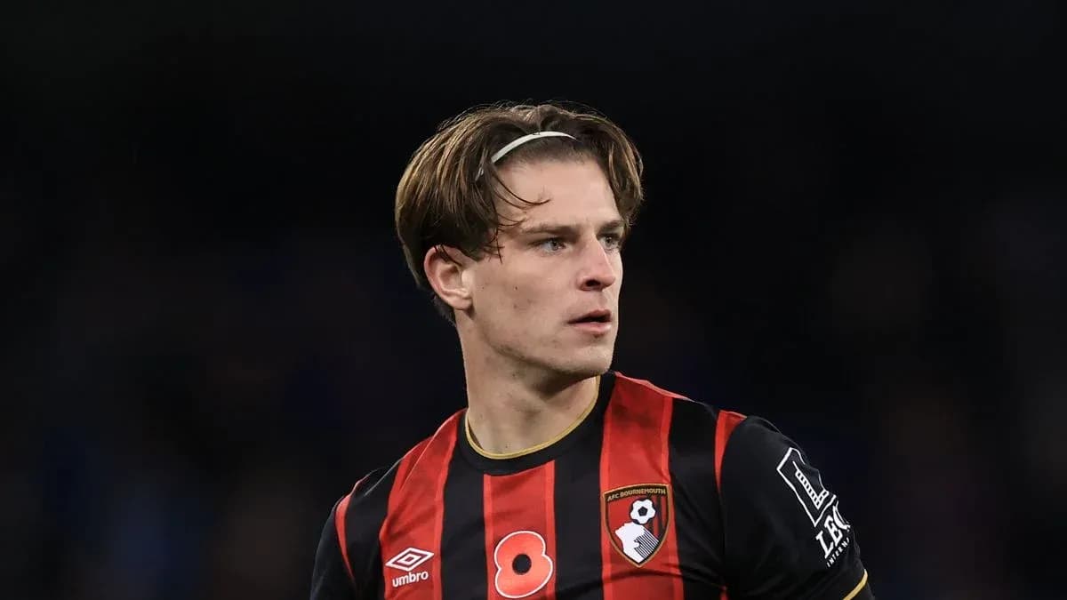 Futbolchi A.F.C. Bournemouth formasida maydonda Futbolchi A.F.C. Bournemouth formasida maydonda
