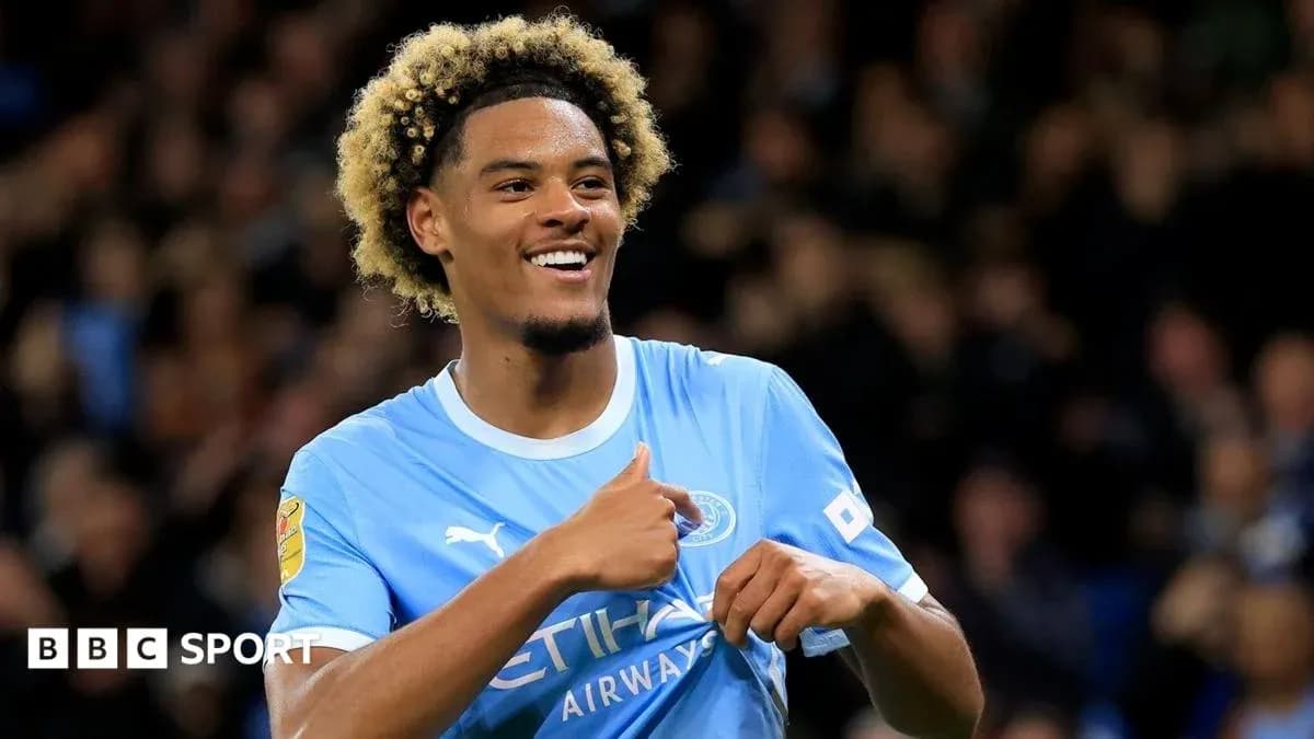 Futbolchi Manchester City formasida kulgili pozada Futbolchi Manchester City formasida kulgili pozada