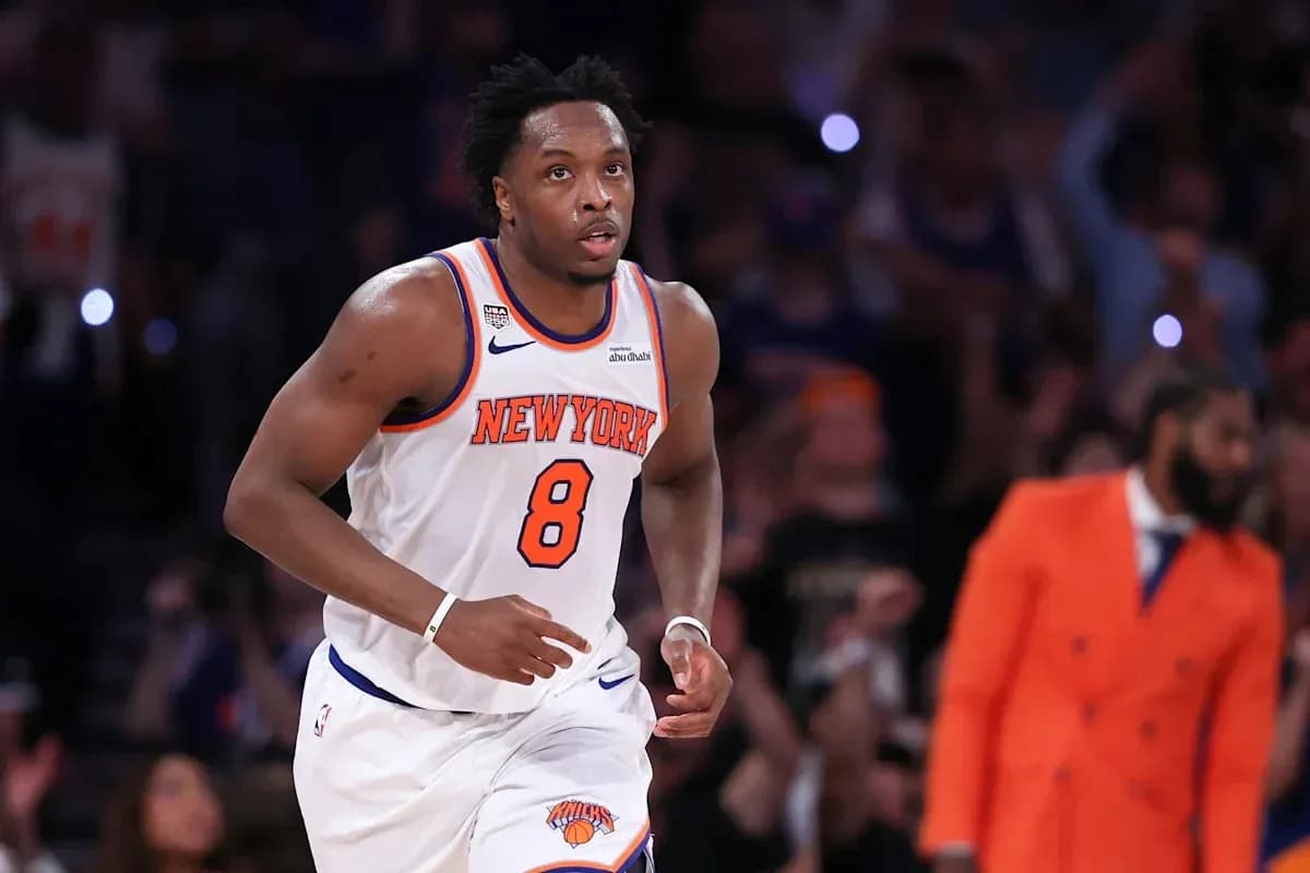 O'yinchi New York Knicks formasida maydonda harakatda O'yinchi New York Knicks formasida maydonda harakatda
