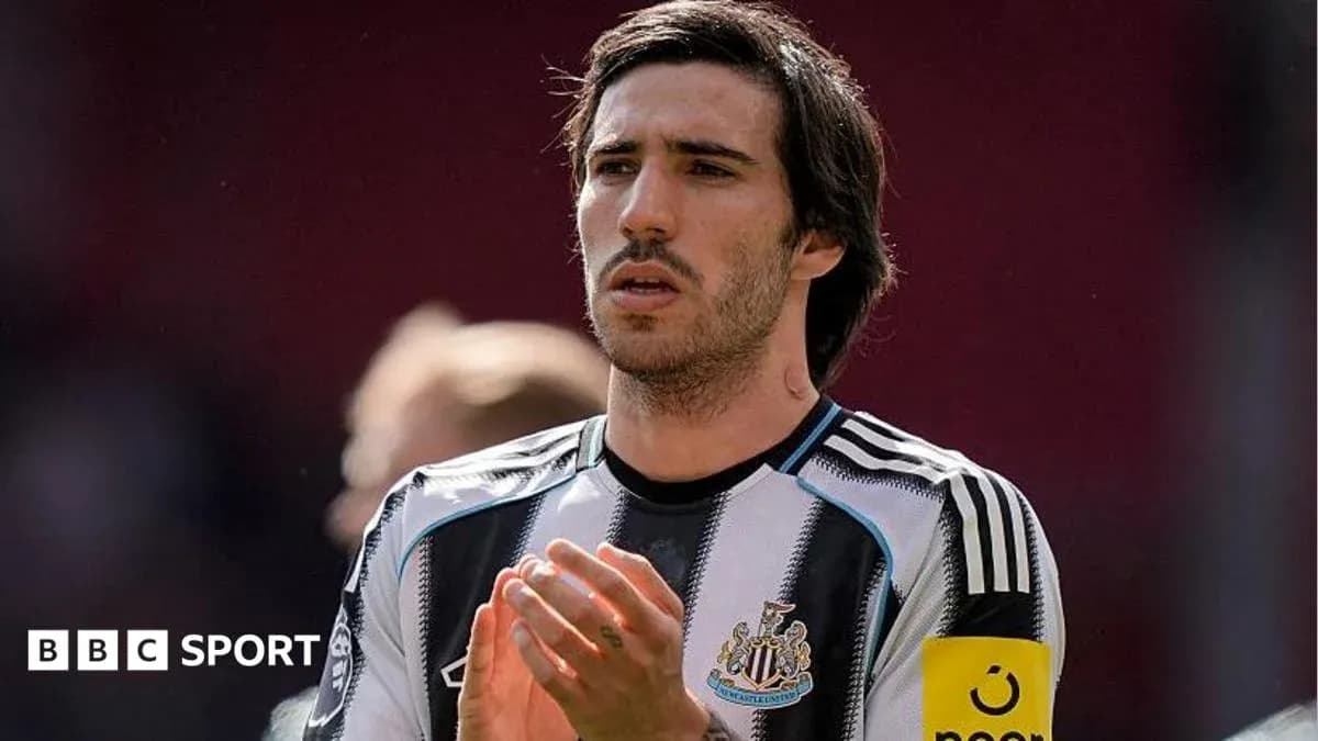Futbolchi Newcastle formasida maydonda turgan Futbolchi Newcastle formasida maydonda turgan
