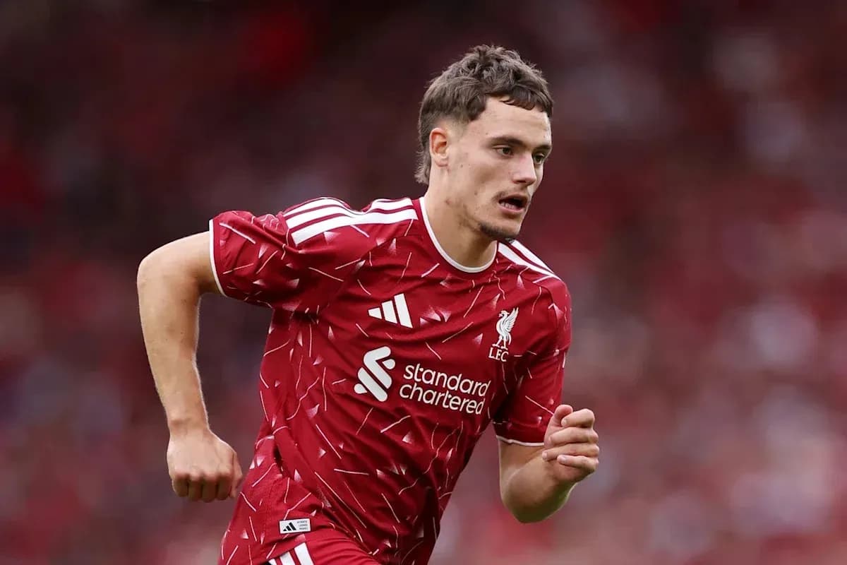 Futbolchi Liverpool formasi bilan yugurmoqda Futbolchi Liverpool formasi bilan yugurmoqda