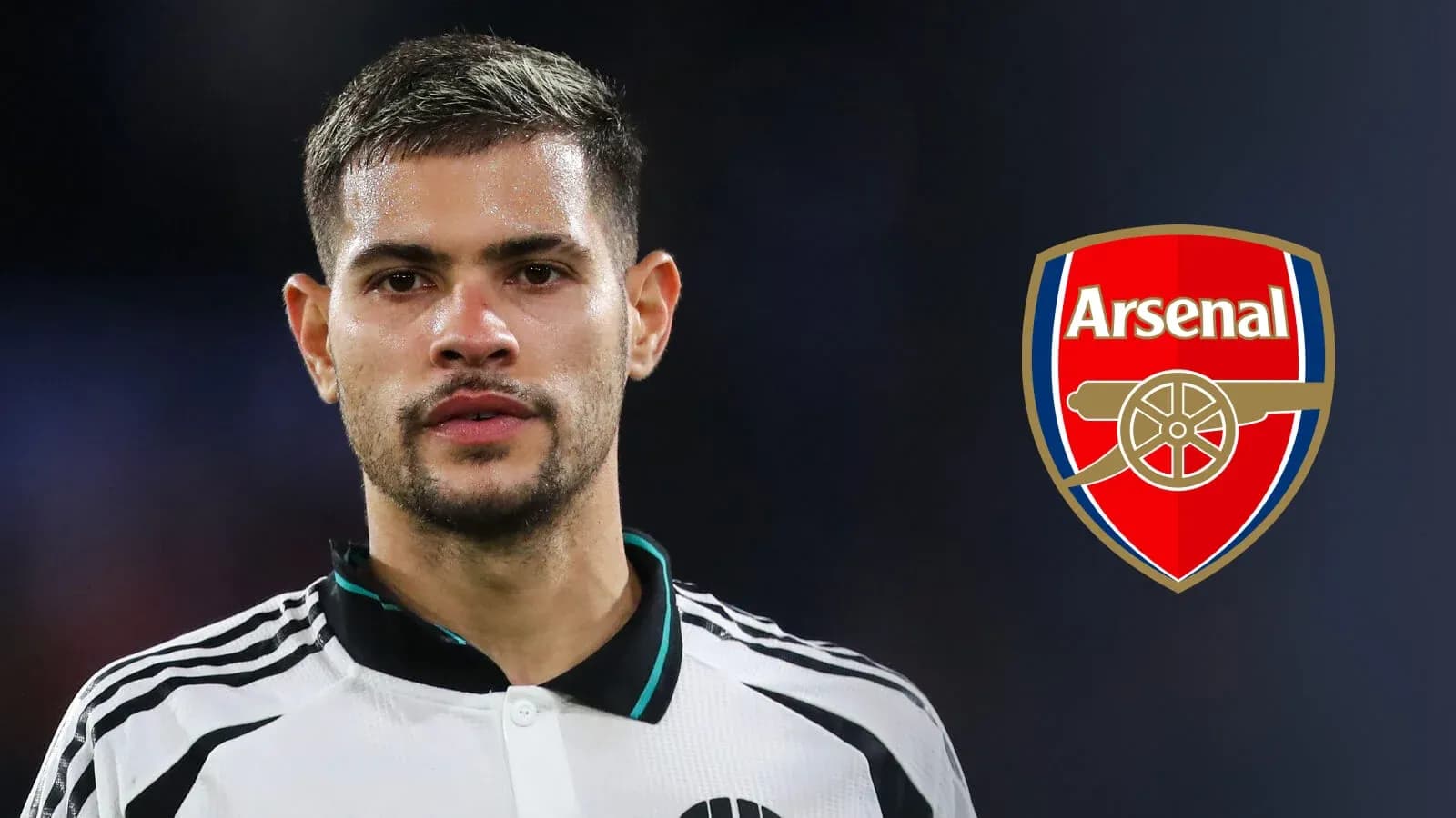 Futbolchi Arsenal logosi bilan maydonda turibdi Futbolchi Arsenal logosi bilan maydonda turibdi