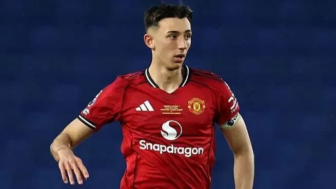 Futbolchi Manchester United formasida harakatda Futbolchi Manchester United formasida harakatda