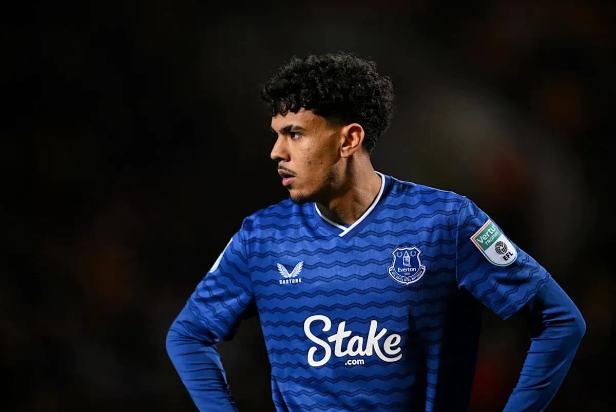 Futbolchi Everton formasi bilan maydonda Futbolchi Everton formasi bilan maydonda