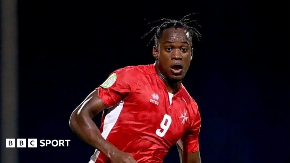 Futbolchi raqibga qarshi harakatda Futbolchi raqibga qarshi harakatda