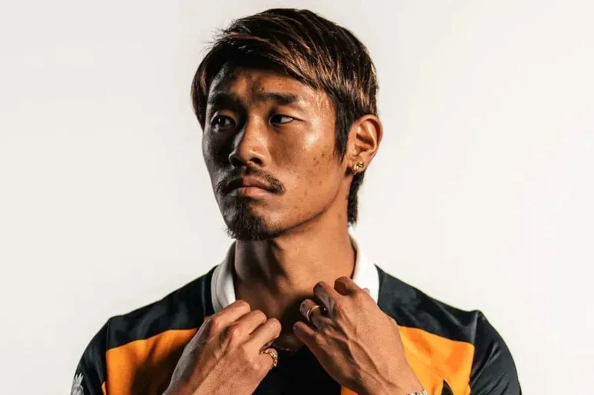 Futbolchi ko'ylagi kiygan sportchi portret Futbolchi ko'ylagi kiygan sportchi portret