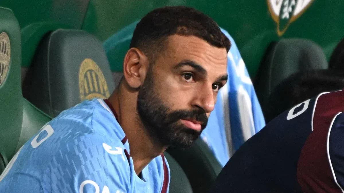Futbolchi o'yin davomida zaxira joyida o'tirgan Futbolchi o'yin davomida zaxira joyida o'tirgan