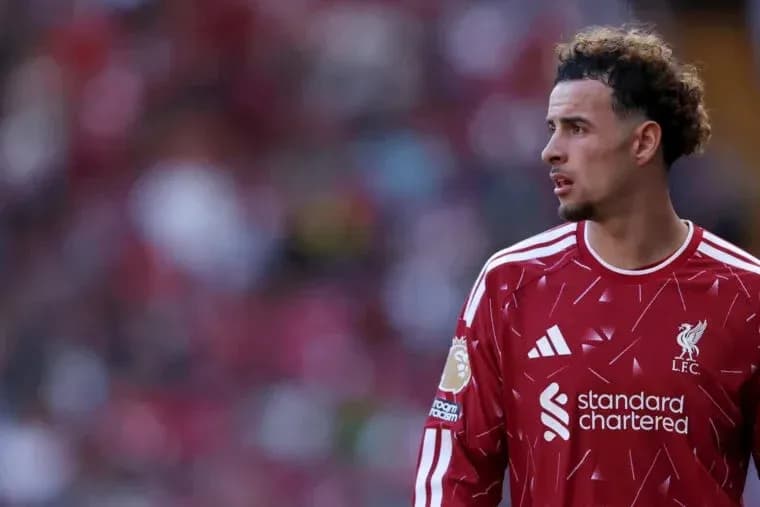 Futbolchi Liverpool formasida maydonda turibdi Futbolchi Liverpool formasida maydonda turibdi