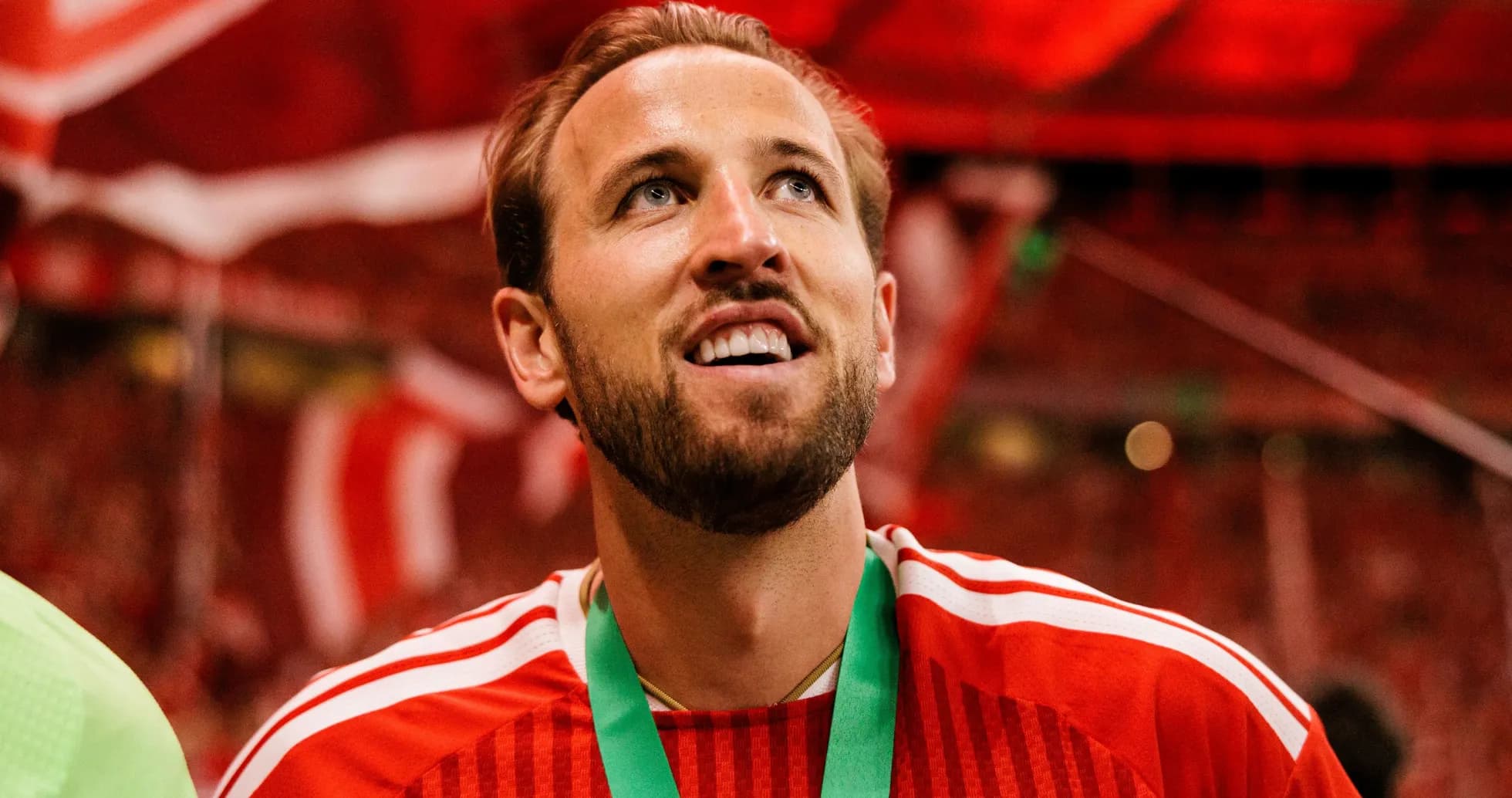 Futbolchi medal bilan maydonda g'alaba nishonlayapti Futbolchi medal bilan maydonda g'alaba nishonlayapti