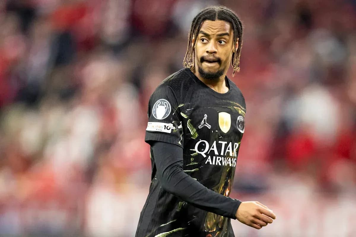 Futbolchi maydonda harakatda, PSG formasi kiygan Futbolchi maydonda harakatda, PSG formasi kiygan