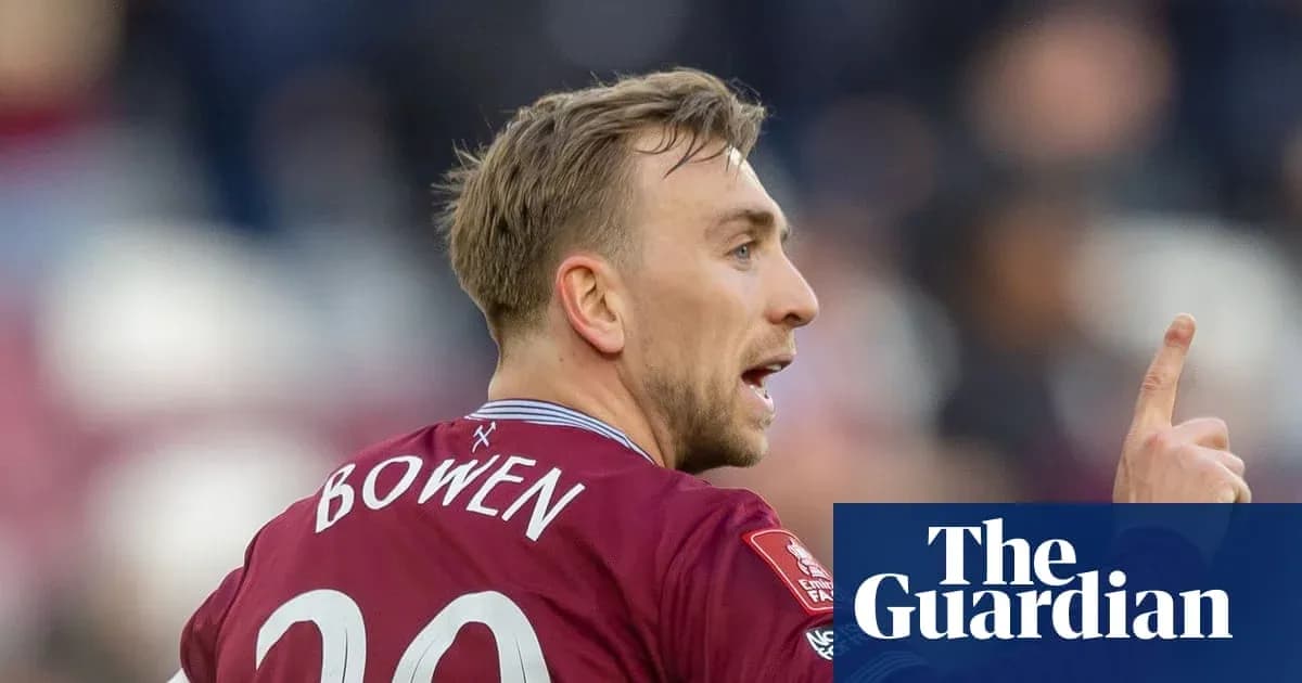Futbolchi Bowen o'yin davomida ko'rsatma berayotgan Futbolchi Bowen o'yin davomida ko'rsatma berayotgan