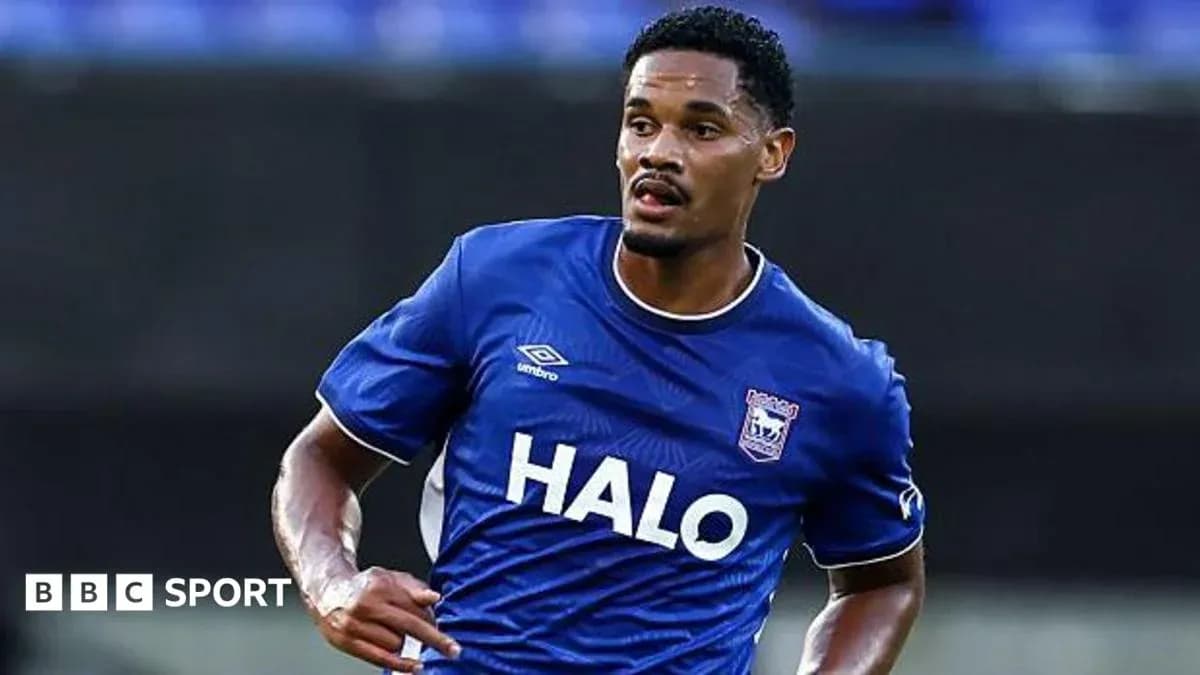 Futbolchi Iprichta formasida maydonni tark etmoqda Futbolchi Iprichta formasida maydonni tark etmoqda