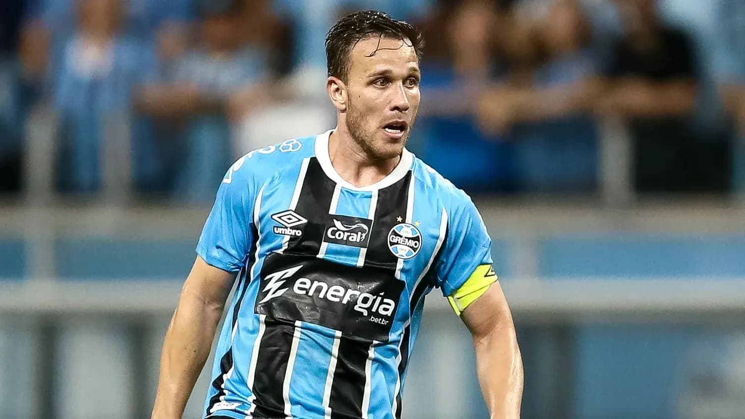 Futbolchi Gremio formasi bilan maydonda harakatda Futbolchi Gremio formasi bilan maydonda harakatda