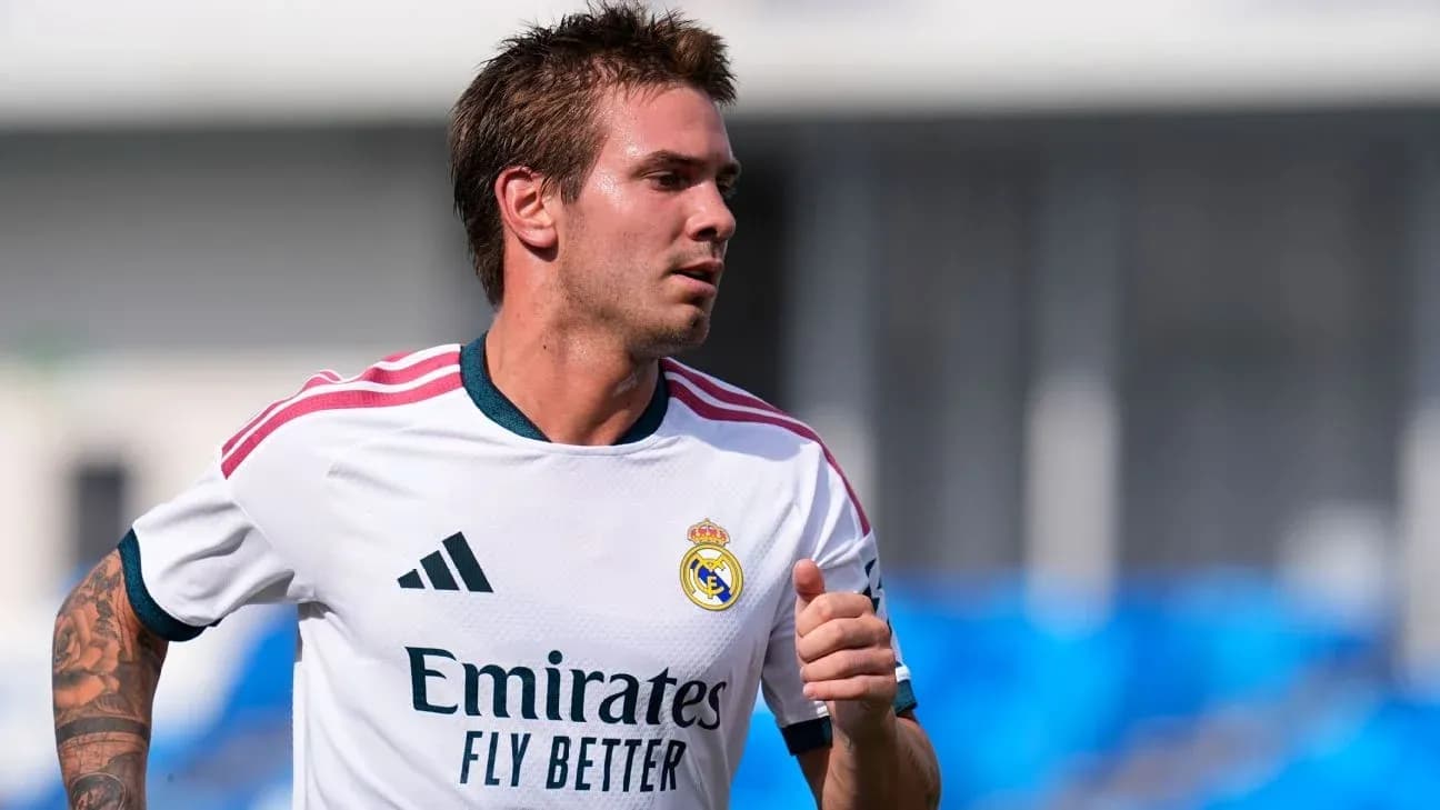 Futbolchi Real Madrid formasida mashg'ulotda Futbolchi Real Madrid formasida mashg'ulotda
