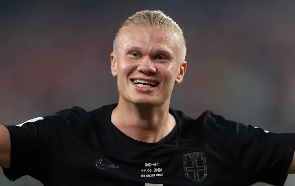 Futbolchi maydonda raqobatlashmoqda Futbolchi maydonda raqobatlashmoqda