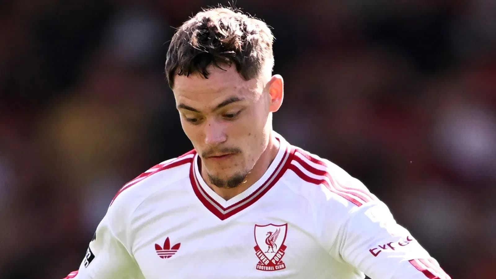 Futbolchi Liverpool formasida o'yin davomida Futbolchi Liverpool formasida o'yin davomida