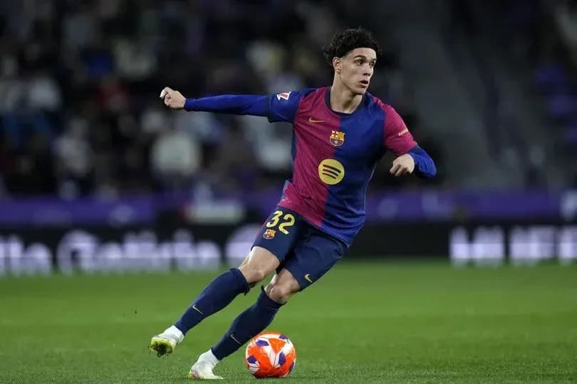 Futbolchi Barcelona formasida to'pni quvlayapti Futbolchi Barcelona formasida to'pni quvlayapti