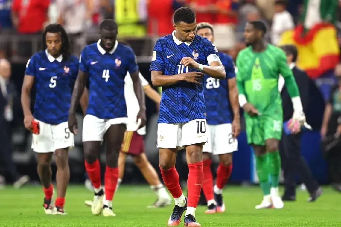 Fransiya futbolchilari o'yin tugaganidan keyin yurishmoqda Fransiya futbolchilari o'yin tugaganidan keyin yurishmoqda