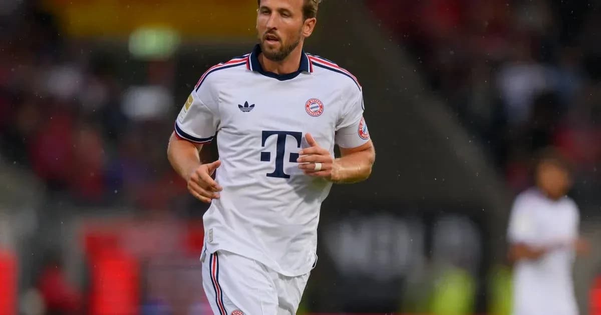 Futbolchi Bayern munih formasida maydonda yurmoqda Futbolchi Bayern munih formasida maydonda yurmoqda