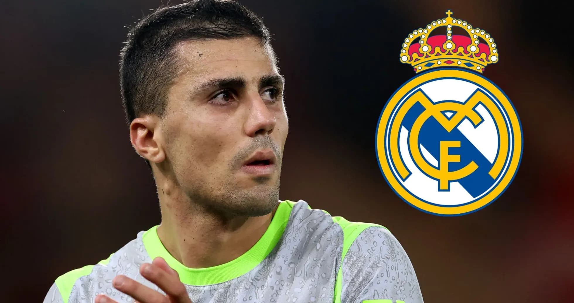 Futbolchi Real Madrid emblemasi bilan maydonda Futbolchi Real Madrid emblemasi bilan maydonda